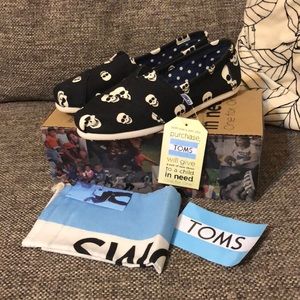 RARE TOMS Skull Special edition shoes. NEW!